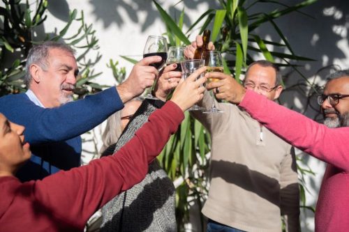 הקשר הבלתי נמנע בין הרגלי שתייה לבריאות השן צריכת אלכוהול היא חלק בלתי נפרד מהתרבות החברתית המודרנית, בין אם מדובר בכוס יין בארוחת הערב, בירה עם חברים או קוקטייל באירוע חגיגי.